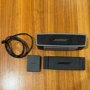 Bose Soundlink mini with charging station and charger